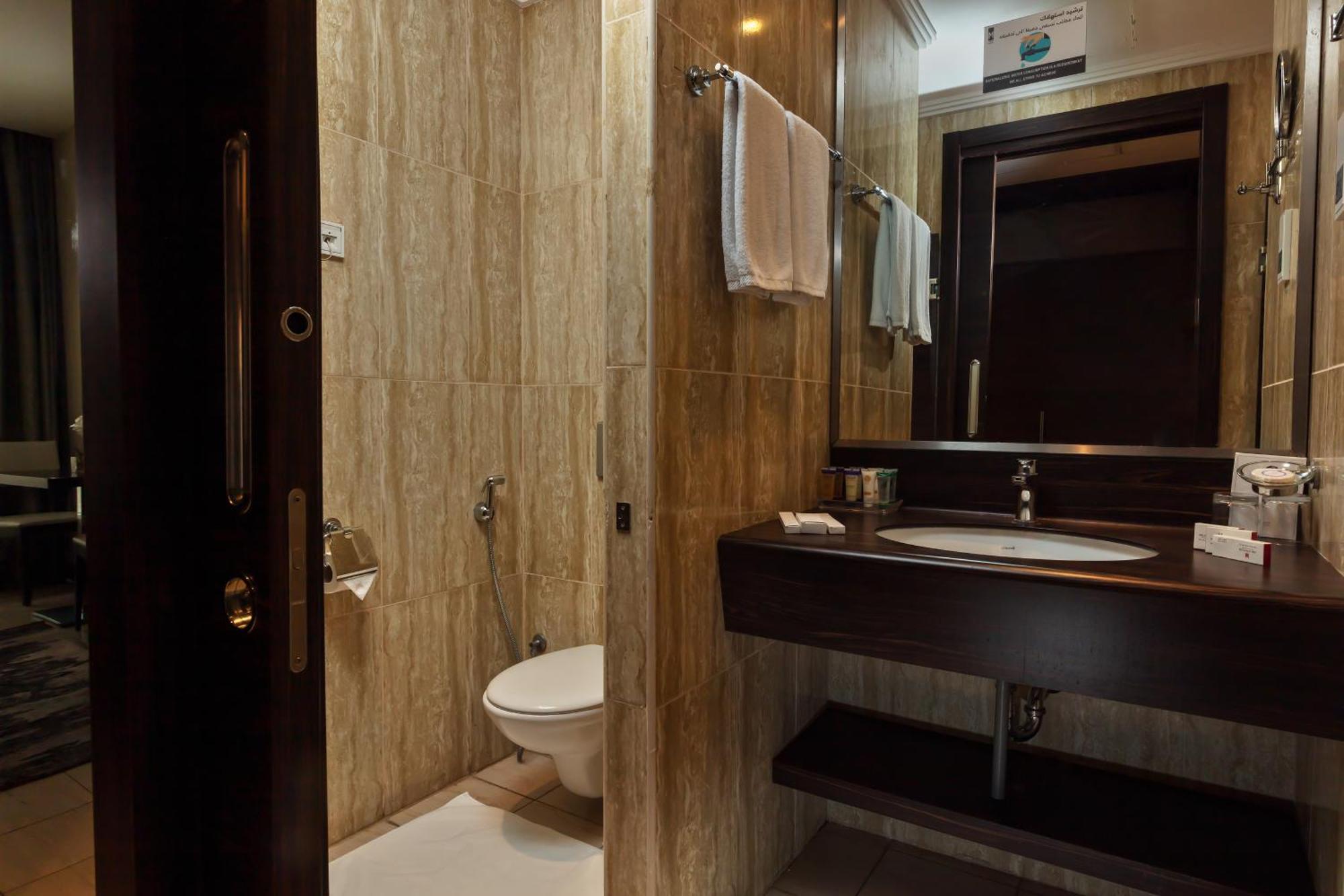 M Hotel Makkah By Millennium Mecca Екстер'єр фото A bathroom at the hotel
