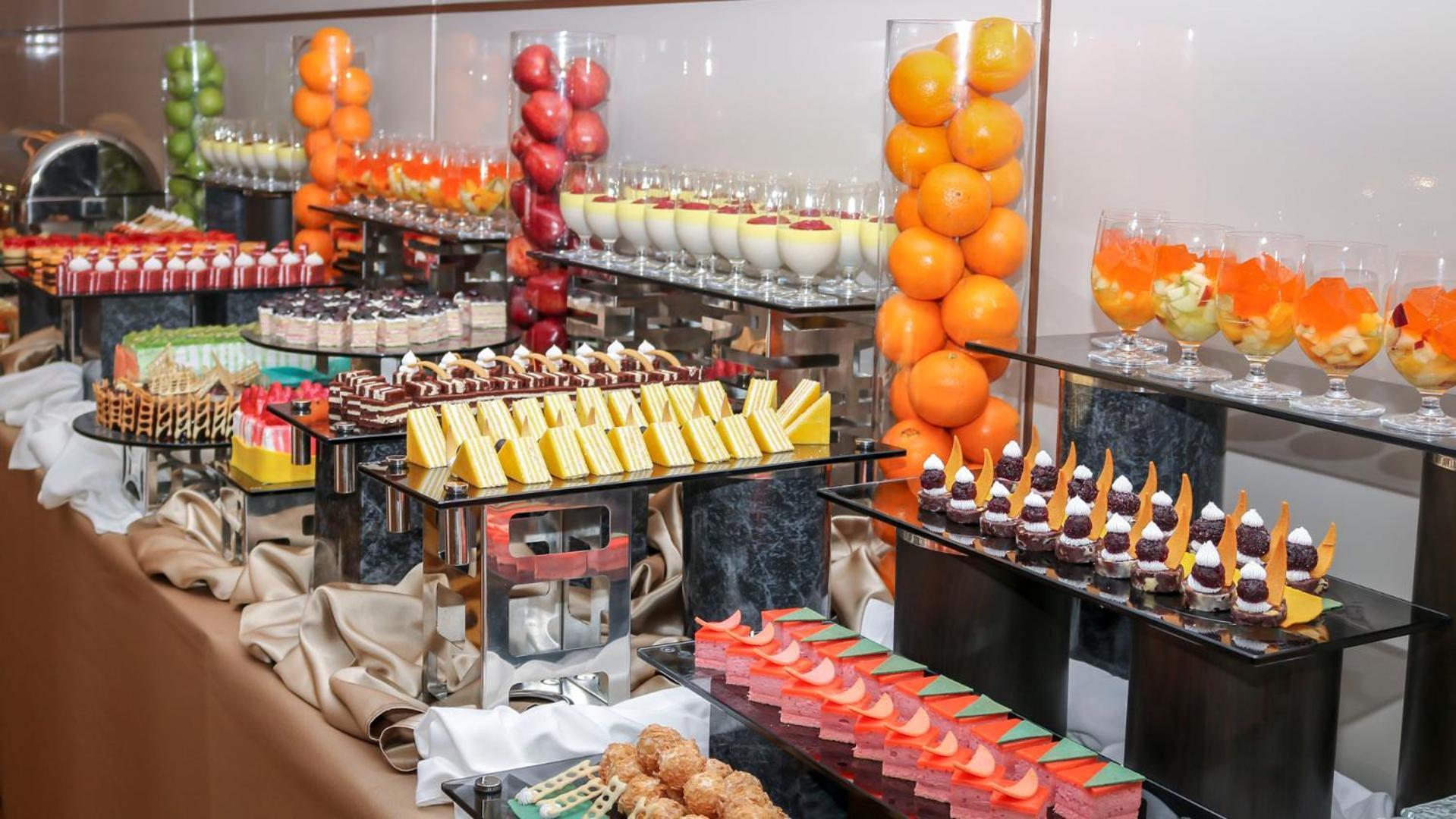 M Hotel Makkah By Millennium Mecca Екстер'єр фото A buffet at a luxury hotel