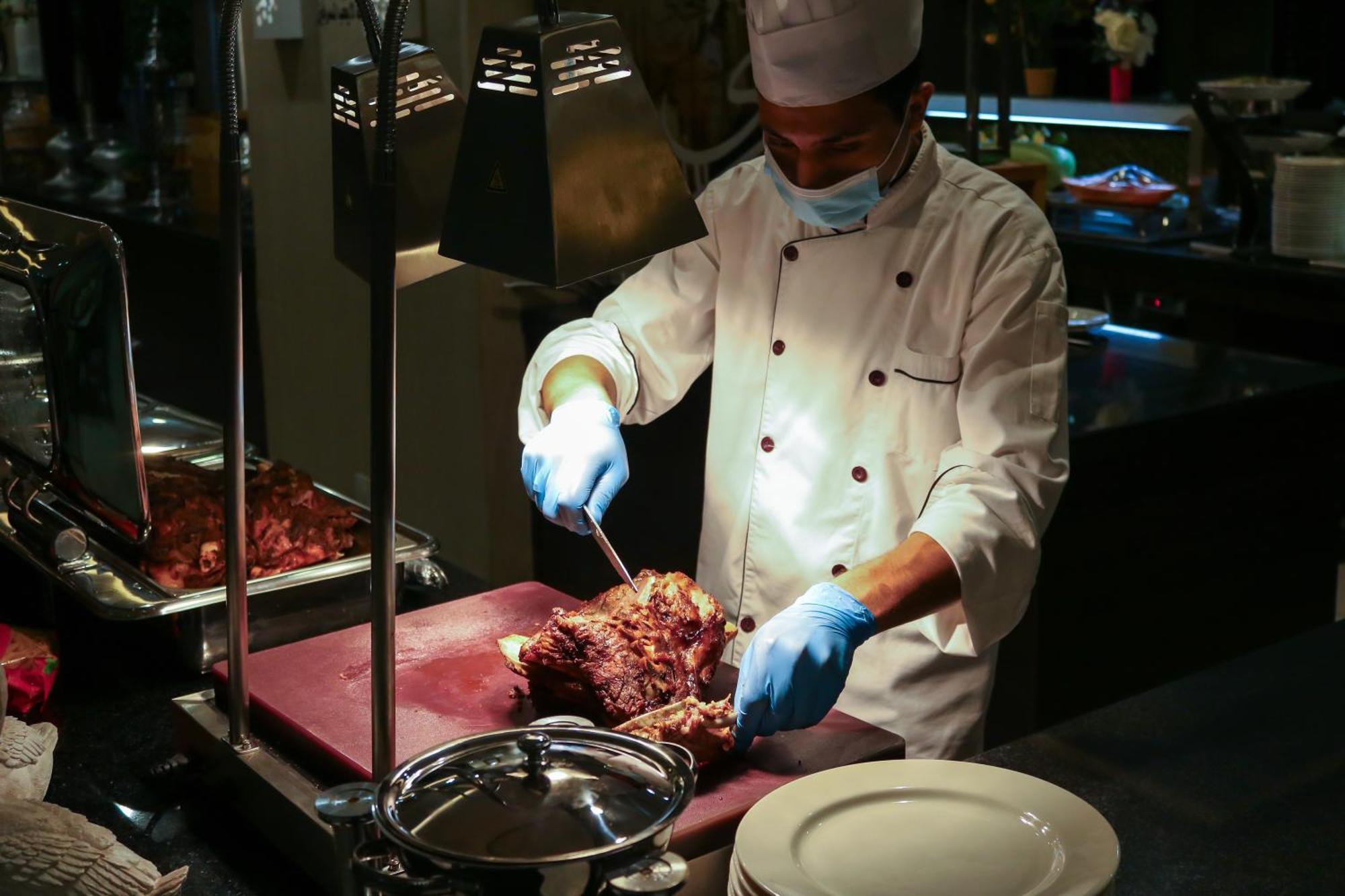 M Hotel Makkah By Millennium Mecca Екстер'єр фото A chef cooking at a buffet