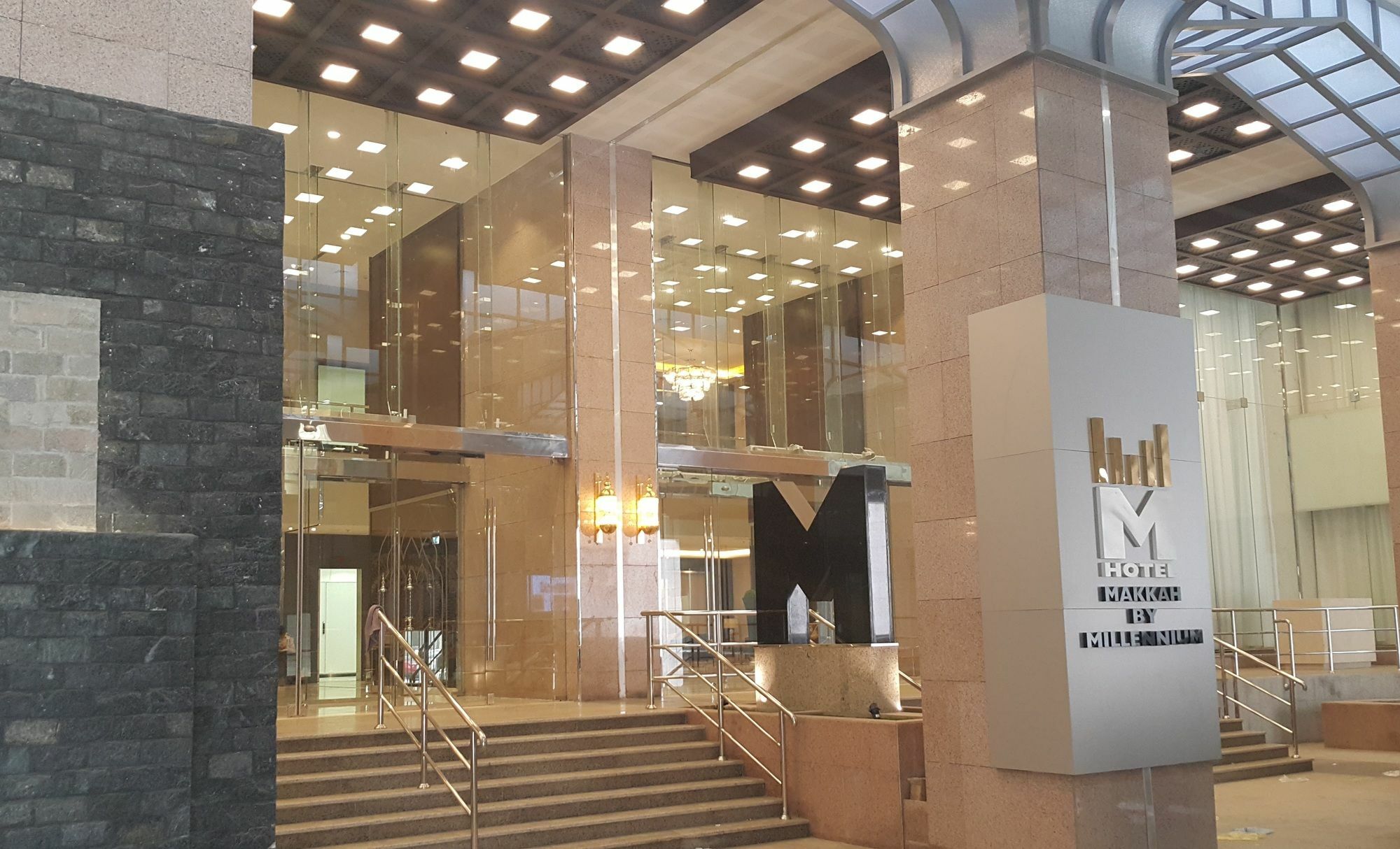 M Hotel Makkah By Millennium Mecca Екстер'єр фото The hotel entrance